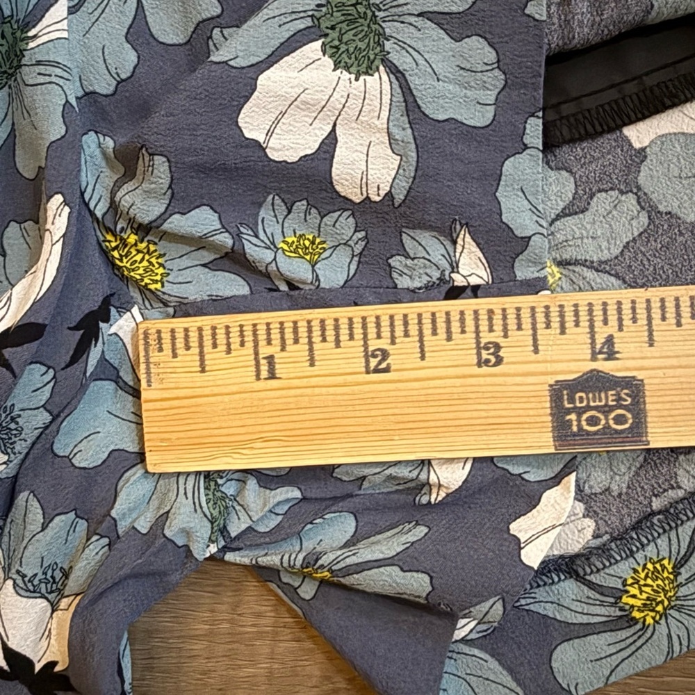 LOFT  Blue Floral Pleated Soft Shorts Size 6 - Picture 13 of 15